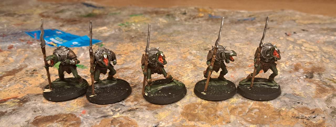 Die grünen Schlangenkrieger mit Metallelementen