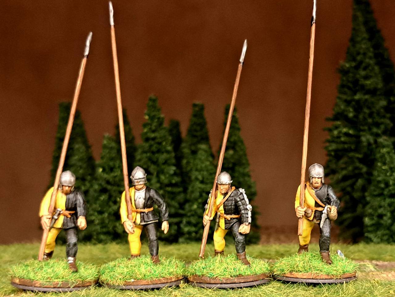Die Pikeniere für den Kanton Uri in Rüstung und in Gelb-Schwarzer Uniform.