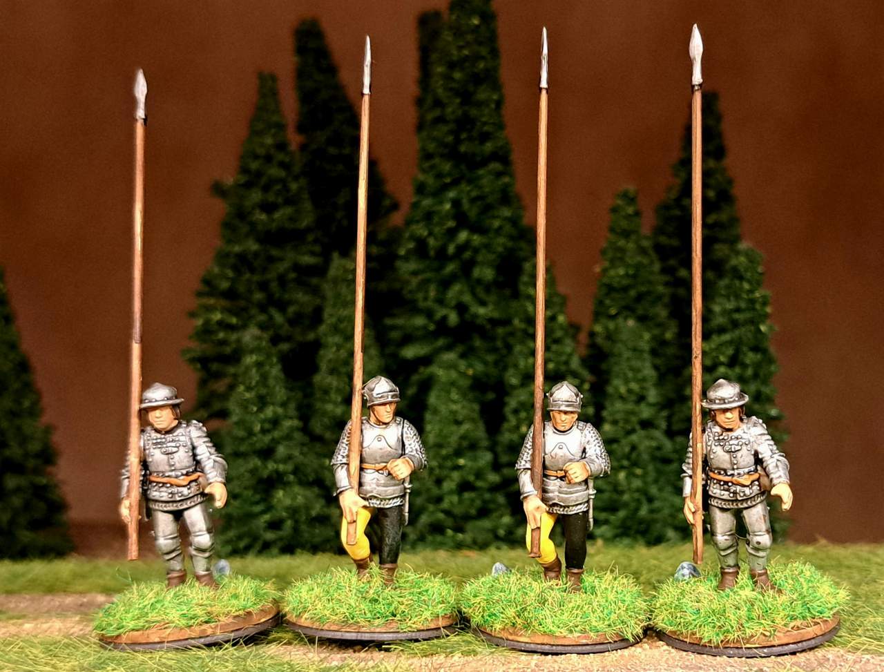 Die Pikeniere für den Kanton Uri in Rüstung und in Gelb-Schwarzer Uniform.