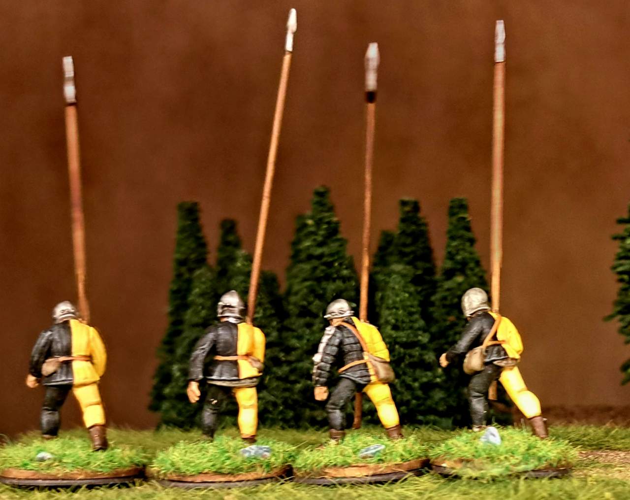 Die Pikeniere für den Kanton Uri in Rüstung und in Gelb-Schwarzer Uniform.