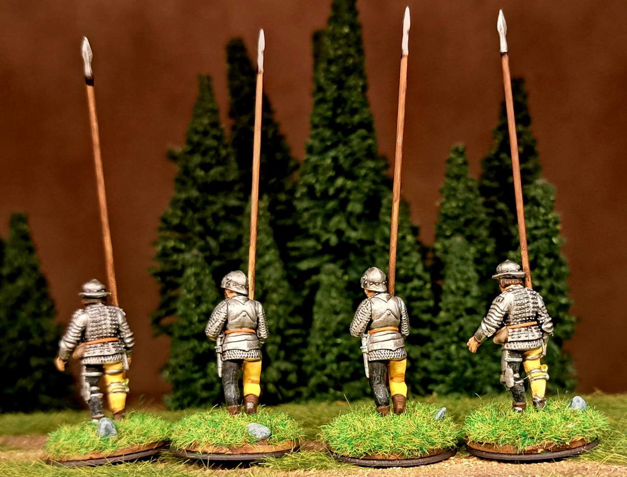 Die Pikeniere für den Kanton Uri in Rüstung und in Gelb-Schwarzer Uniform.