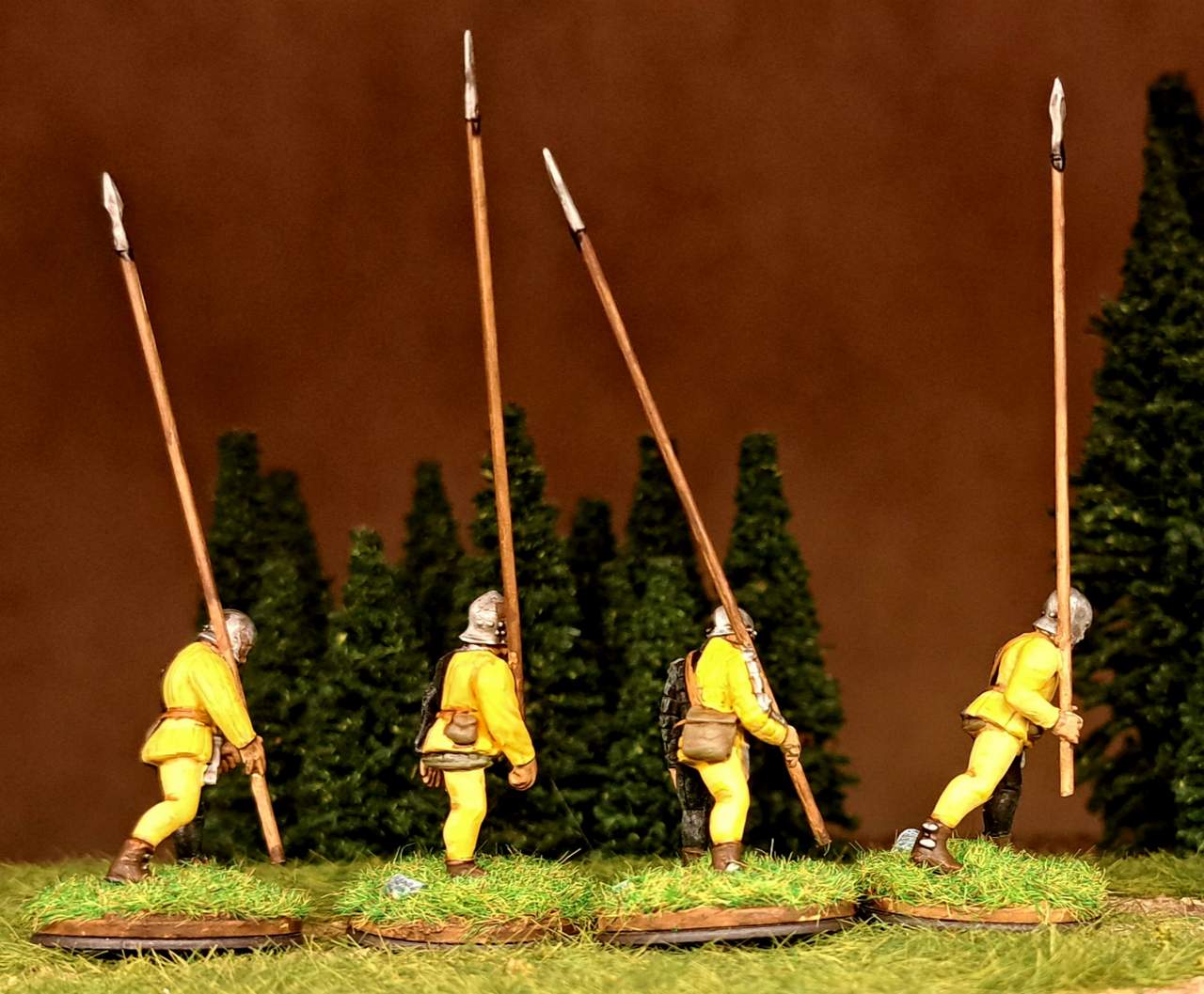 Die Pikeniere für den Kanton Uri in Rüstung und in Gelb-Schwarzer Uniform.