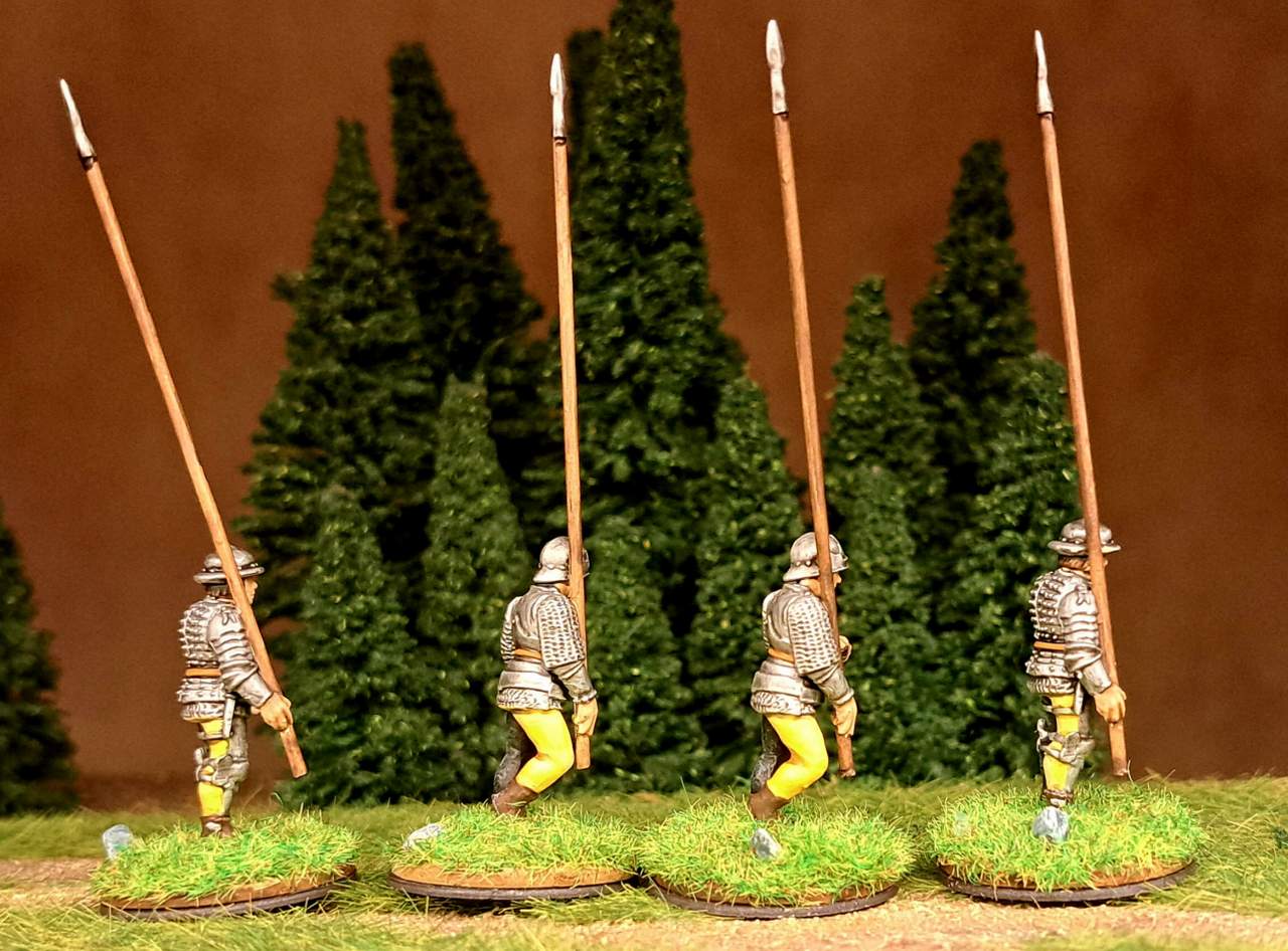Die Pikeniere für den Kanton Uri in Rüstung und in Gelb-Schwarzer Uniform.