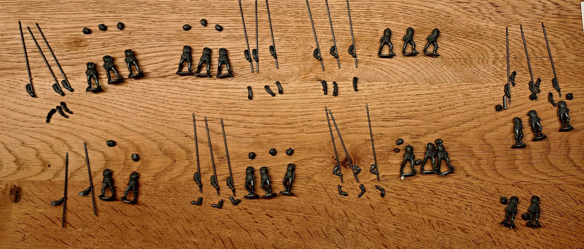 20 Pikeniere sind zusammengestellt mit allen Einzelteilen. Daraus wird jetzt ein Gewalthaufen geformt.