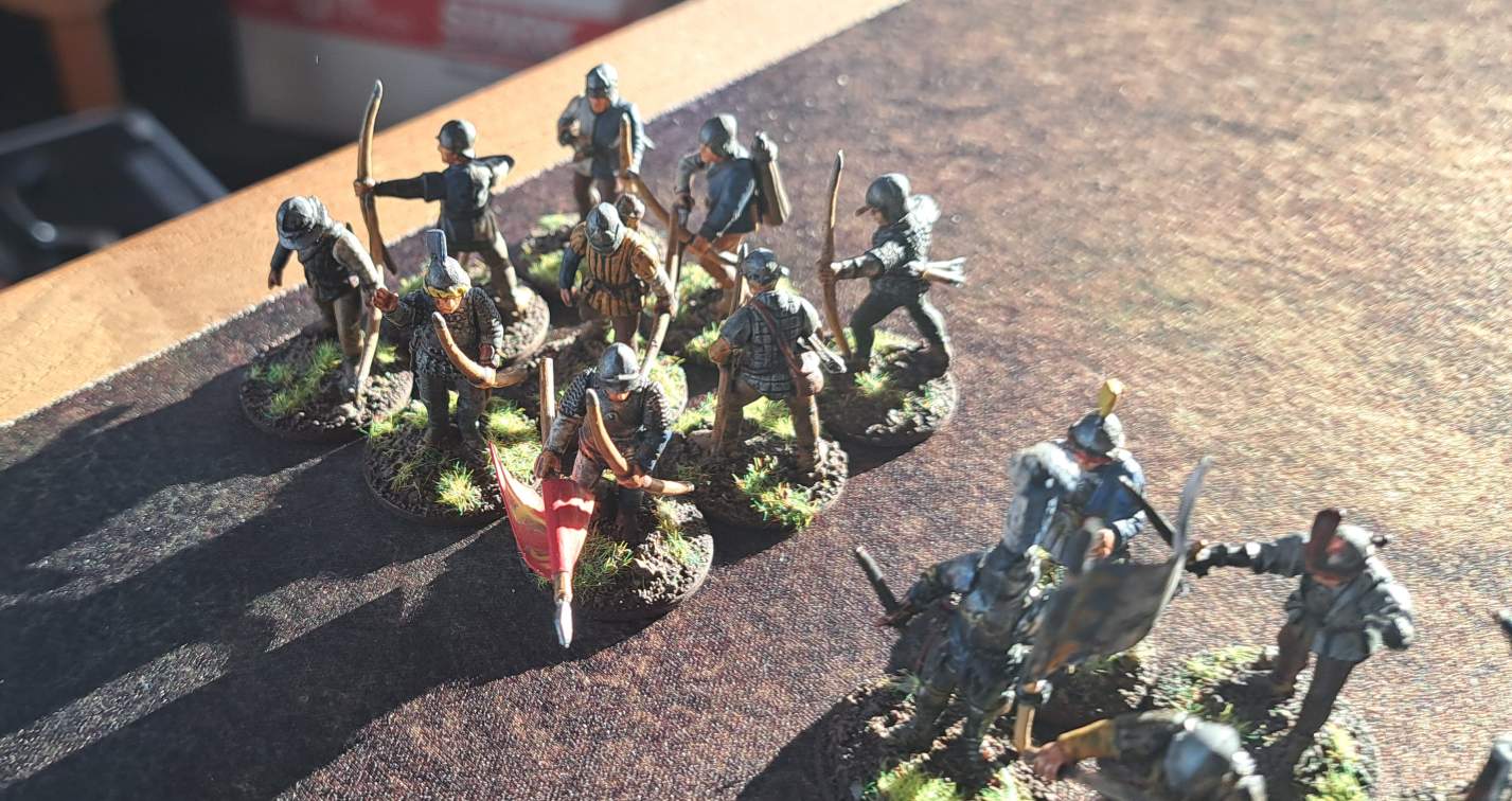 Ganz außen: 9 SAGA-Bauern der Bretonen mit Bögen.
