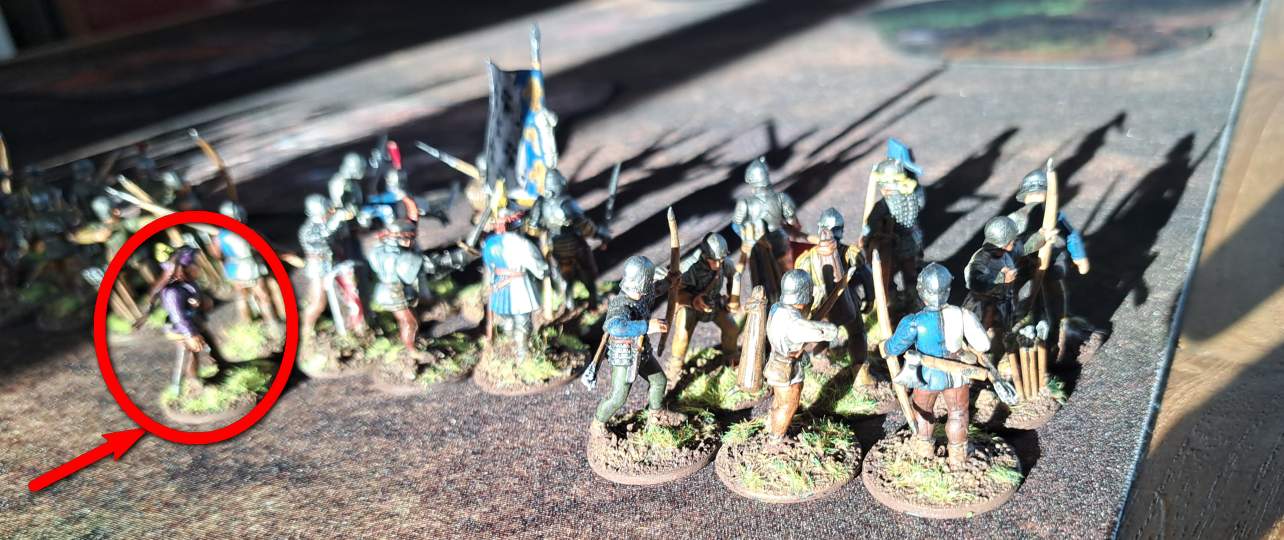 Mit Blick von hinten: rechts die 9 Bauern mit Bögen. Links die 8 Krieger, hinter ihnen dann der Gesandte. (Markiert)