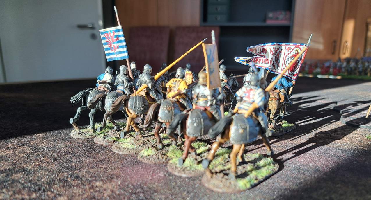 Hinten steht eine 6er-Reihe berittene Veteranen. Davor eine 6er-Reihe berittene Krieger.