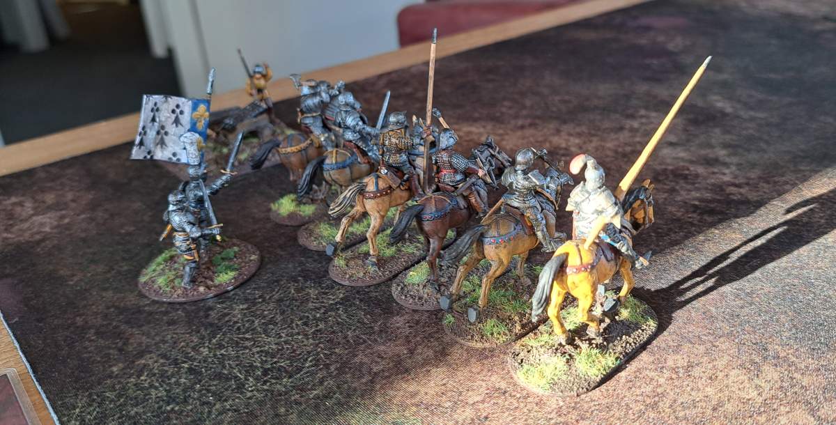 Auf Ralfs linker Flanke stehen der Kriegsherr und weitere 6 berittene Krieger sowie die Kanone.