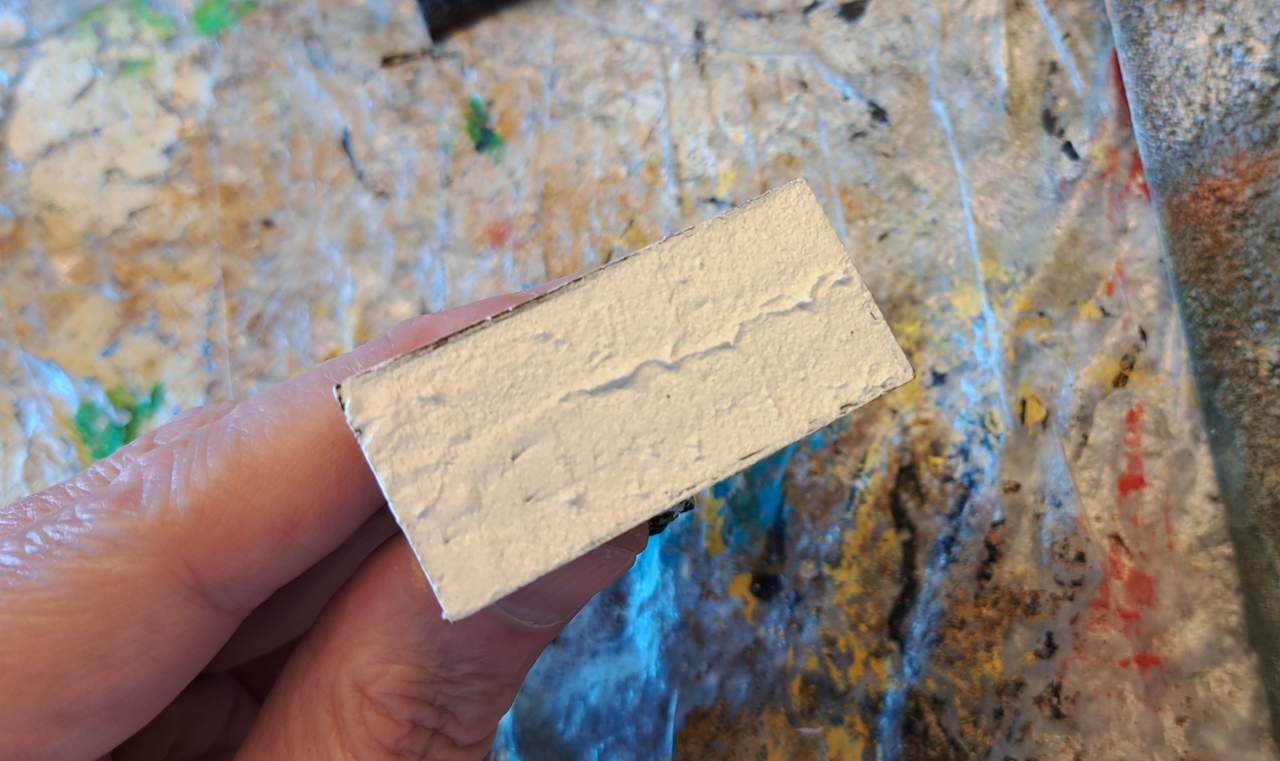 Die alte Base von Warhammer wurde mit Strukturpaste aufgefüllt.
